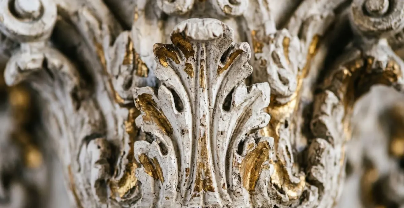 Dettaglio macro di decorazione in stucco di palazzo storico con texture e patina del tempo