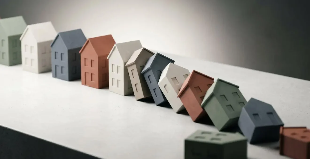 Grafico conceptuale che mostra l'effetto domino dei tassi d'interesse sul mercato immobiliare