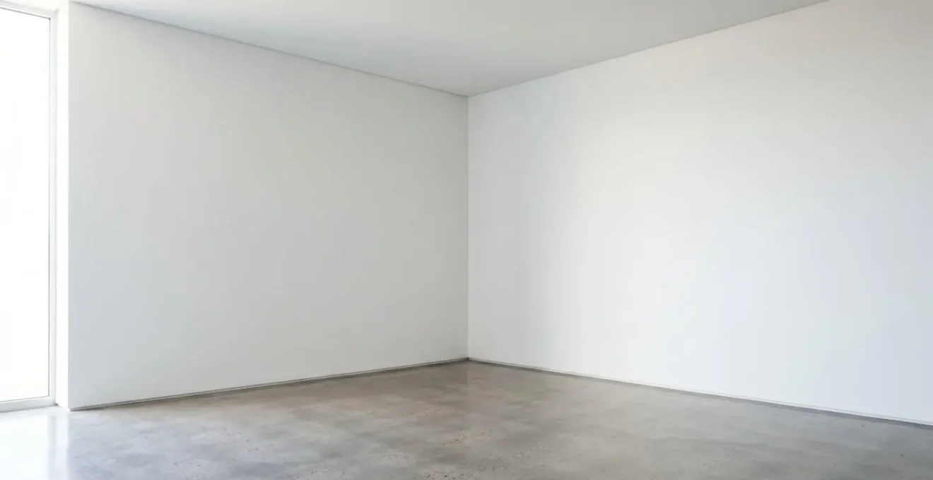 Vista ampia di una stanza vuota con angoli architettonici e luce naturale